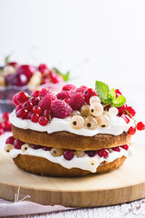 Cake with cream cheese and fresh berries