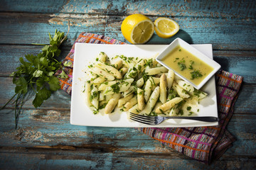 Spargelsalat mit weißem Spargel, Schnittlauch, Blattpetersilie in einer...