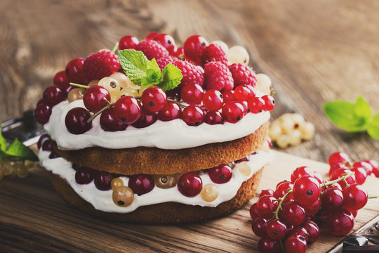 Cake with cream cheese and fresh berries