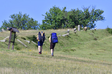 Gleitschirmspringer beim Aufstieg auf einen Berg