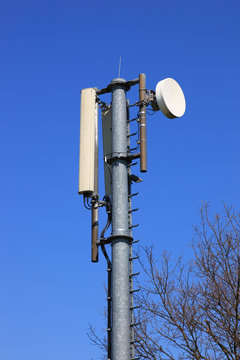 Sendemast mit Richtfunkantenne und Antennen f&uuml;r Handyempfang