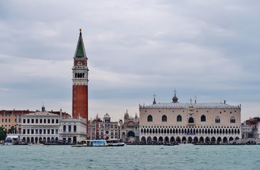 Fototapeta na wymiar Venedig, Dogenpalast und Campanile