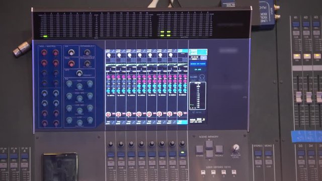 Switched professional sound console for sound control in work