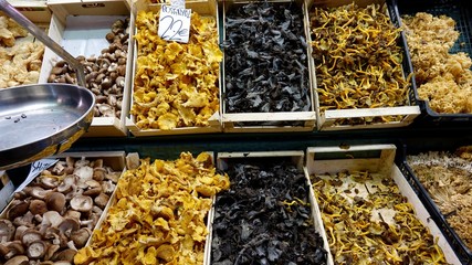 Frische Pfifferlinge, Marktangebot von Speisepilzen