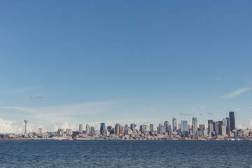 Fototapeta premium Entire Seattle city skyline from Alki Beach in Washington with Space Needle