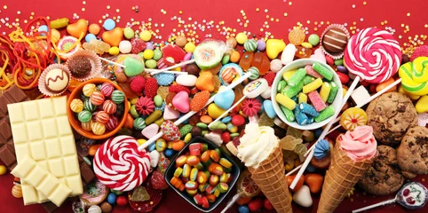 Foto op Plexiglas snoepjes met gelei en suiker. kleurrijke reeks verschillende snoepjes en lekkernijen voor kinderen © beats_