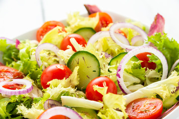 Insalata fresca con pomodori, cetrioli, cipolle, lattuga e timo 