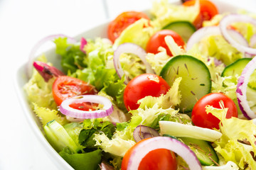 Insalata fresca con pomodori, cetrioli, cipolle, lattuga e timo 