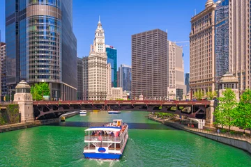 Papier Peint photo autocollant Chicago Croisière touristique de Chicago, Illinois, États-Unis et horizon sur la rivière.