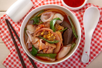 yen ta fo, rice noodles in pink soup, thai cuisine