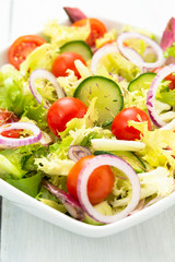 Insalata fresca con pomodori, cetrioli, cipolle, lattuga e timo 
