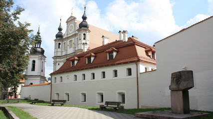 Fototapeta na wymiar Iglesia de San Miguel Arcángel en Vilnius, Lituania