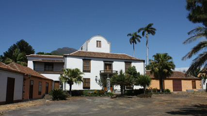 Fototapeta na wymiar Casa Sotomayor en el Llano de Argual Los Llanos de Aridane en la isla de La Palma