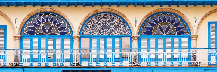 Foto op Plexiglas Gerenoveerd koloniaal gebouw in Oud Havana, Cuba © Delphotostock