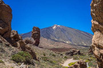 Fototapeta premium Roque Cinchado rock formation in front of Teide volcano