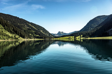 Fototapeta na wymiar Spiegelungen im Bergsee vor den Alpen