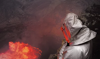 Foto op Plexiglas Vulkaan Een vulkanoloog staat gevaarlijk dicht bij een krater met gesmolten lava in een thermopak