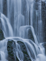 Fototapeta premium Beautiful Waterfalls flowing through a lush green forest in Columbia RIver Gorge, Oregon USA, Pacific Northwest