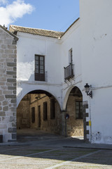Rincón en la Puebla de Montalban.
rincón pintoresco  con edificio de fachada blanca con balcón y arco en la Puebla de Montalban provincia de Toledo. Castilla La Mancha. España.