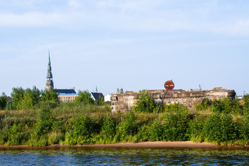 Obraz premium Riga old town cityline over river Daugava