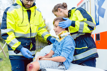 Rettungssanitäter versorgen einen verletzten Jungen