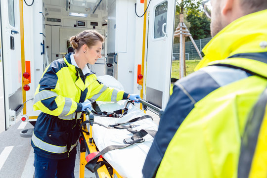 Sanit&auml;ter bereiten Liege im Rettungswagen vor