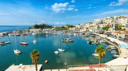 Fotobehang Panorama van de haven van Piraeus, Athene, Griekenland. Prachtig marien landschap. Toneelmening van Mikrolimano-jachthaven. © scaliger