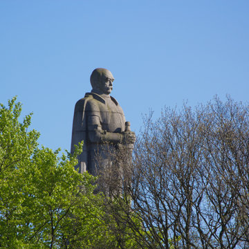 Bismarck-Denkmal in Hamburg an sonnigem Frühlingstag mit Bäumen, von der Seite