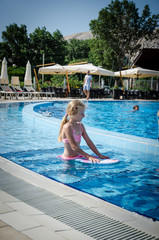 Naklejka premium little lovely girl in swimming pool