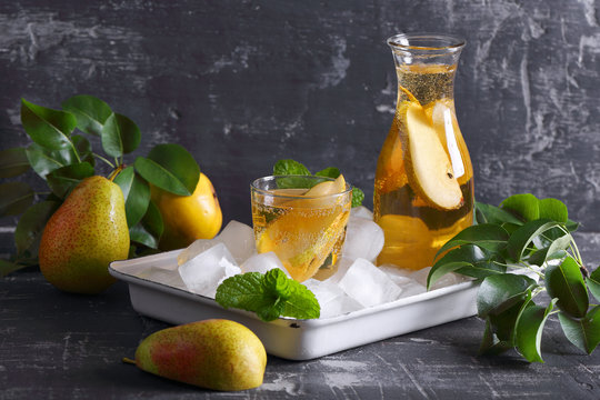 грушевый лимонад  с кубиками льда  и мятой