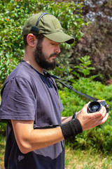  focus puller controls the focus by using the wireless follow focus while shooting.