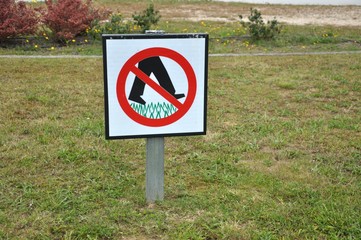 Cartel con señal de prohibido pisar el cesped