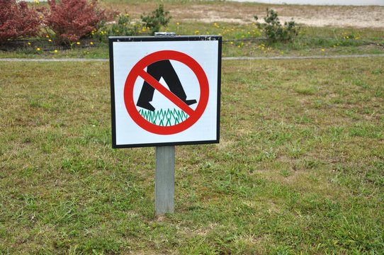 Cartel con se&ntilde;al de prohibido pisar el cesped
