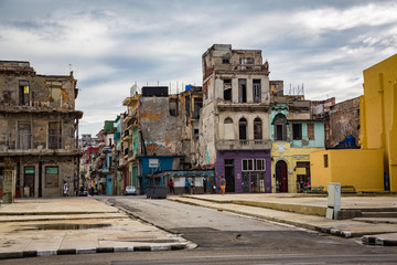 Fototapeta na wymiar HABANA, CUBA-JANUARY 12: City street on January 12, 2018 in Habana, Cuba. Street view of Habana