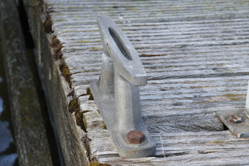 Klampe am Anleger in Hafen