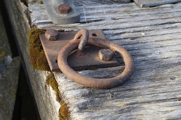 Ring am Anleger im Hafen