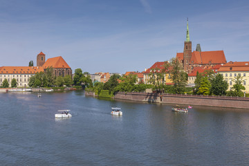 Płynące łodzie na rzece oraz widok na Ostrów Tumski - Wrocław, Polska