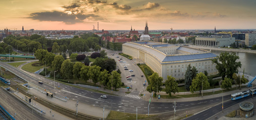Widok z lotu ptaka na zachodzące słońce nad miastem  - Wrocław, Polska - obrazy, fototapety, plakaty
