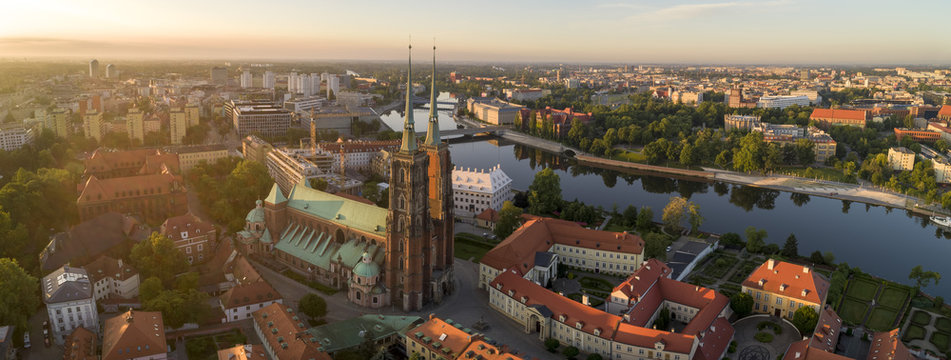 Dzień dobry Wrocław! Widok z lotu ptaka na Ostr&oacute;w Tumski, rzekę oraz mosty - Wrocław, Polska