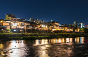 京都　鴨川納涼床