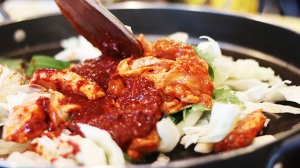 Cook Spicy Stir-fried Chicken