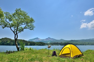 初夏の湖畔・草原のキャンプ