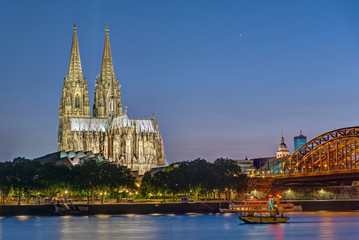 Fototapeta na wymiar The famous Cologne Cathedral and the river Rhine at night