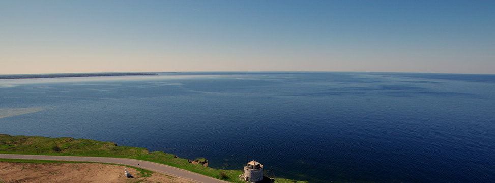 Fototapeta Widok na estońskie wybrzeże przy morzu bałtyckim z lotu ptaka - woda aż po horyzont