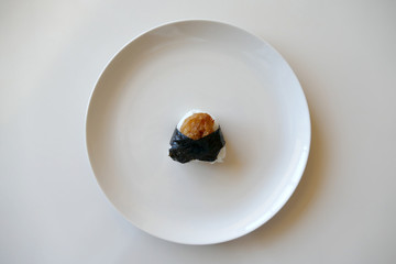 白い皿にのった天むす