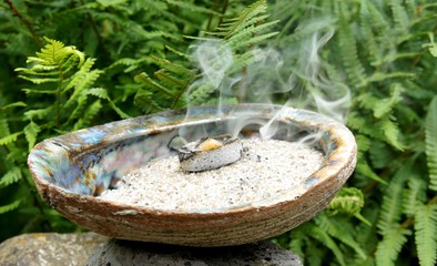 Räucherwerk, Meditation, entspannen in der Natur