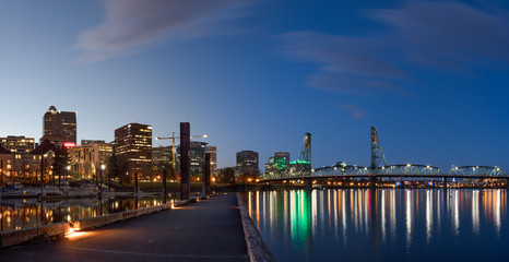Naklejka premium Portland city skyline at dusk with pier, river, and bridges