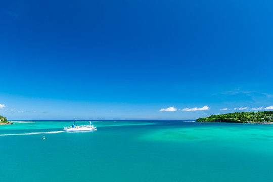 夏の海とフェリー