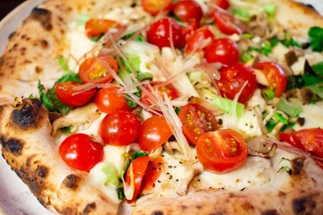 トマトと野菜のピザのクローズアップ