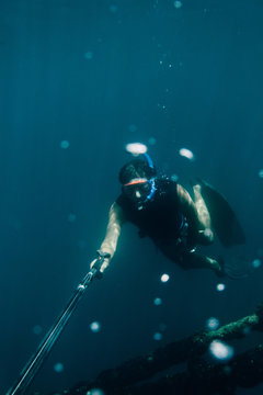 Diver hunting with underwater spear gun
